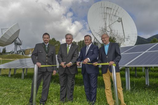 http://www.apa-fotoservice.at/galerie/4536 Im Bild
v.l.n.r.: Hubert Lenger, Bürgermeister von Aflenz, Hermann
Schützenhöfer, Landeshauptmann-Stellvertreter Steiermark, Hannes
Ametsreiter, Generaldirektor A1 und Telekom Austria Group, sowie
Erwin Spindelberger, Abgeordneter zum Nationalrat