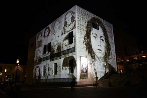  Beleuchtete Leopold Museum-Fassade mit Projektion
zur Manfred Bockelmann Ausstellung "Zeichnen gegen das Vergessen"