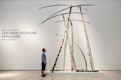 Vorschau Bild von Ausstellungsansicht "Zeichnen gegen das Vergessen.
Manfred Bockelmann", Leopold Museum, Atrium, Installation