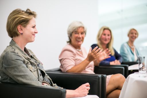 Vorschau Bild von NEOS Wien Spitzenkandidatin Beate Meinl-Reisinger,
Heide Schmidt, Moderatorin Susanne Glass vom Verband der
Auslandspresse und LIF Vorsitzende Angelika Mlinar