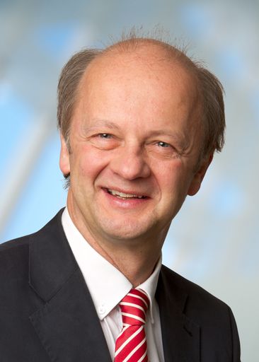 Direktor Mag. Helmuth Aigner, Schuldirektor des
Akademischen Gymnasiums in Innsbruck, hat große Visionen "Schule der
Zukunft."