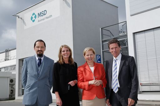 v.l.n.r.: Dr. Klaus Kriebitzsch, MBA
(Geschäftsführer der Intervet Austria); Mag.a Gabriele Grom
(MSD-Geschäftsführerin); KommRin. Brigitte Jank (Wiener
Wirtschaftskammer-Präsidentin), Dr. Karlheinz Töchterle
(Wissenschafts- und Forschungsminister).