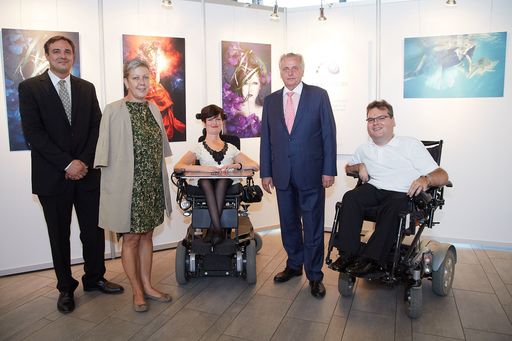 http://www.apa-fotoservice.at/galerie/4523 Im Bild
v.l.n.r. Mag. Michael Maier, Geschäftsführer der Therme Wien,
Dipl.-Ing.in Sigrid Oblak, Geschäftsführung Wien Holding, Anastasia
Umrik, Projektinitiatorin anderStark - Stärke braucht keine Muskeln,
Bundesminister Rudolf Hundstorfer und Mag. Michael Sicher, Gründer
und Präsident von High Rollers und Initiator von CEOs on Wheels