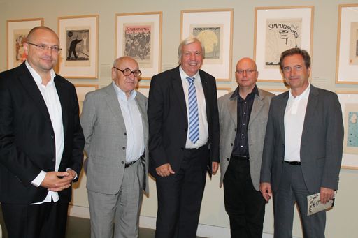 Dargestellte Personen (von links nach rechts)
innerhalb der Ausstellung: Gottfried Gusenbauer (Direktor
Karikaturmuseum Krems), IRONIMUS/Prof. Gustav Peichl, Mag. Johann
Heuras (2. Präsident des Niederösterreichischen Landtags), Dr.
Andreas Strobl (Kurator der Staatlichen Grafischen Sammlung München)
und Mag. Wolfgang Derler (Vizebürgermeister und Kulturstadtrat der
Stadt Krems)