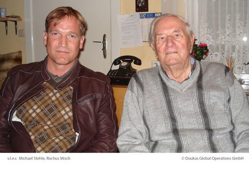 Hitlers letzter Mann ist tot / Rochus Misch war der
letzte überlebende Augenzeuge des Kampfes um den Führerbunker in
Berlin. v.l.n.r. Michael Stehle, Rochus Misch (C) Doukas Global
Operations GmbH. Die Verwendung dieses Bildes ist für redaktionelle
Zwecke honorarfrei. Veröffentlichung bitte unter Quellenangabe:
"obs/DOUKAS Global Operations GmbH"