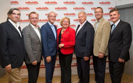 Im Bild (vlnr): Prokurist Rainer Zeithammel,
Vizepräsident Abg.z.NR a.D. Rudolf Parnigoni, Präsident Abg.z.NR
Prof. Ewald Sacher, Vizepräsidentin LAbg. Heidemaria Onodi,
Vizepräsident Vzbgm. a.D. Holger Linhart, Vizepräsident Bgm. a.D.
Johann Eblinger und Geschäftsführer Mag.(FH) Gregor Tomschizek