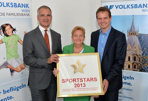  v.l.n.r.: Dir. Wolfgang Layr (Vorstand Volksbank
Wien AG), Ingrid Häusler (Obfrau Wiener Stadtadler), Christian Moser
(Sportlicher Leiter der Wiener Stadtadler).