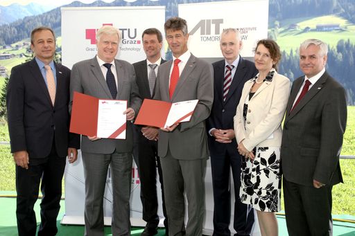 Im Bild v.l.n.r.: Helmut Leopold (Head of Safety &
Security Department, AIT), Wolfgang Knoll (Managing Director, AIT),
Horst Bischof (Vizerektor für Forschung, TU Graz), Harald Kainz
(Rektor TU Graz), Anton Plimon (Managing Director, AIT), Andrea
Hoffmann (Vizerektorin für Finanzen und Infrastruktur, TU Graz) und
Markus Kommenda (Head of Business Unit Video and Security
Technology, AIT)