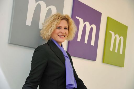 Derzeit stehen die Unternehmen vermehrt unter
Druck, Spezialisten zu finden und zu halten, es herrscht durch
knappes Bewerber-Angebot ein Wettstreit um die right potentials, so
Mag. (FH) Barbara Riedl-Wiesinger, Country Manager & Sales Director
Monster Worldwide Austria GmbH.