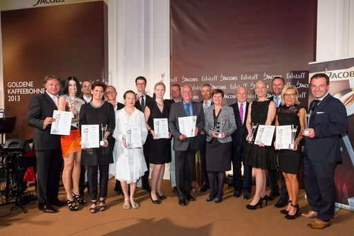  http://www.apa-fotoservice.at/galerie/4451 Die
Gewinner der Goldenen Kaffeebohne 2013 v.l.: NÖ-Gewinner Heinz
Hanner mit Brigitta Lashofer, Tirol-Sieger Ernst und Ursula Dengg
vom Kaffeehaus Katzung, Gerold und Katia Schneider vom Almhof
Schneider sind die Gewinner in Vorarlberg, René und Sandra Kolleger
nahmen für die Familie Döllerer den Preis für Salzburg entgegen,
Burgenland-Gewinner Helmut Hager von der Osteria Corso, Franz von
Peez von Zur Hube in der Steiermark, Hermann und Bernadette Weinzirl
aus Wien, Falstaff-Herausgeber Wolfgang Rosam, Kärnten-Sieger Simone
Ronacher, Mondelez-Österreich-Geschäftsführer Andreas Kutil,
Elisabeth Lukas vom Restaurant Verdi für Oberösterreich und
Sonderpreis-Gewinner Vamed Vitality World COO Tom Bauer