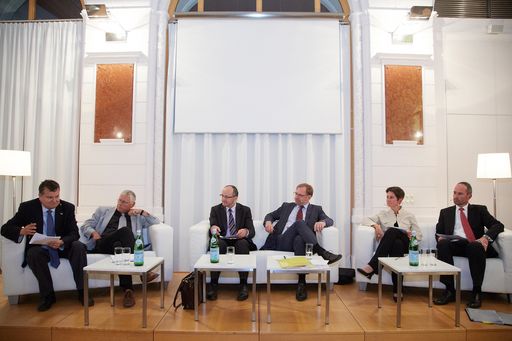  http://www.apa-fotoservice.at/galerie/4516 v.l.n.r.
Thomas Henzinger (Präsident, Institute of Science and Technology
Austria), Dieter Imboden (Aufsichtsratsvorsitzender, FWF), Christian
Keuschnigg (Direktor, Institut für Höhere Studien), Johannes Steiner
(Leiter club research), Sabine Herlitschka (Vorstand für Technik und
Innovation, Infineon Technologies Austria) und Andreas Rüfenacht
(Head of Human Resources, Nestlé Innovation, Technology and R&D).