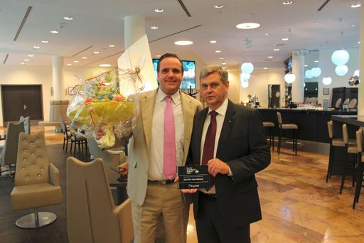  v.l.n.r.: Frank Vesper (Revenue Manager) und
Günter Jung (Direktion des ARCOTEL Onyx) nehmen die Auszeichnung
entgegen