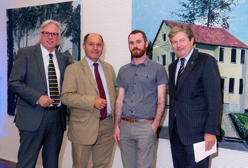  Freuten sich über die Eröffnung der zweiten HYPO
NOE Young Art Collection-Vernissage: Mag. Carl Aigner (Direktor NÖ
Landesmuseum), Mag. Wolfgang Sobotka (Landeshauptmann-Stv. NÖ),
Alfons Pressnitz (Künstler), Dr. Peter Harold (Generaldirektor HYPO
NOE Gruppe) - v.l.n.r.