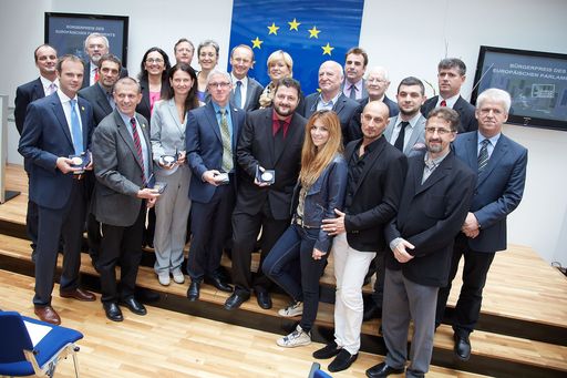  http://www.apa-fotoservice.at/galerie/4394/ Im
Bild: Vizepräsident des Europäischen Parlaments Othmar Karas,
Landesrätin Barbara Schwarz, die Europabgeordneten Josef
Weidenholzer, Ulrike Lunacek und Angelika Werthmann, Ehrenpräsident
des Zentrums der zeitgemäßen Initiativen Professor Hugo Schanovsky
und Obmann Damir Saracevic sowie die niederösterreichischen
Regionalmanager Karl G. Becker, Hermann Hansy, Ursula
Kapfenberger-Poindl, Thomas Samhaber, Andreas Weiß und Reinhard
Weitzer