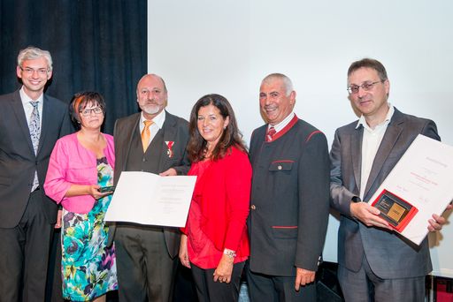  http://www.apa-fotoservice.at/galerie/4569/ Im Bild
v.l.n.r.: Dr. Michael Strugl (Wirtschaftslandesrat), Monika
Gschwandtner, Ing. Johannes Gschwandtner (Geschäftsführer technosert
electronic GmbH), KR Gabriele Lackner-Strauss (Landtagsabgeordnete),
Ing. Erich Hackl (Bürgermeister von Wartberg), Hermann Schübl
(Geschäftsführer technosert electronic GmbH)