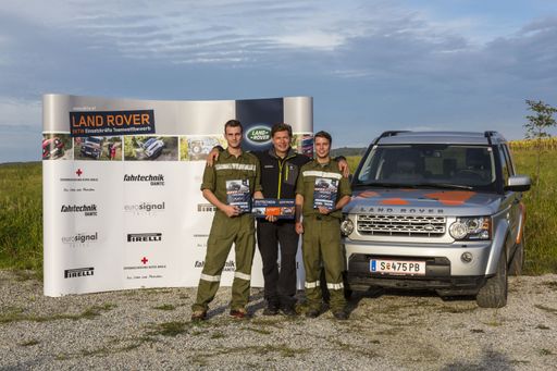  Im Bild v.l.n.r.: Georg Zopf (Freiwillige Feuerwehr
aus Abersee / Salzburg), Georg Staudinger (Brand Director Land Rover
Austria), Clemens Eisl (Freiwillige Feuerwehr aus Abersee /
Salzburg) und Fahrzeug-Preis