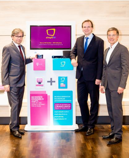 Dr. Alexander Wrabetz, ORF-Generaldirektor, Dr.
Andreas Bierwirth, CEO T-Mobile Austria und Mag. Michael Wagenhofer,
Geschäftsführer ORS präsentieren simpliTV bei T-Mobile (v.l.n.r.).