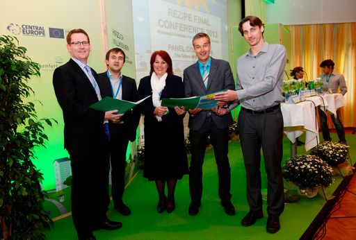  Klagenfurt im Erfahrungsaustausch mit europäischen
Regionen, Städten und Gemeinden. Personen v.l.n.r.: Matthew Noon
(London), Wolfgang Fischer (Baden-Württemberg), Stadträtin Mag.a
Andrea Wulz, Umweltabteilungsleiter Dr. Wolfgang Hafner
(Klagenfurt), Gorazd Lampic (Ljubljana)