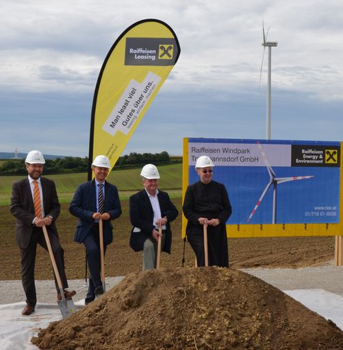 v.l.n.r.: Mag. Rudolph Plasil, GF Raiffeisen Energy
& Environment; Dr. Christoph Hayden, CRO Raiffeisen-Leasing; Vize
Bürgermeister Heinrich Schmitt, Marktgemeinde Trautmannsdorf an der
Leitha; Pater Franz Tree, Salvatorianer