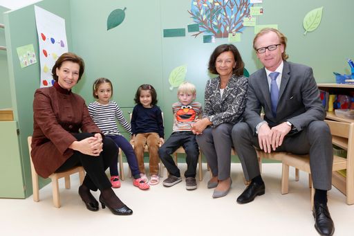 Im Bild v.l.n.r.: Gabriele Heinisch-Hosek, Karin
Gutiérrez-Lobos, Georg Kraft-Kinz gemeinsam mit Kindern des Martha
Wolf Kindergarten der MedUni Wien