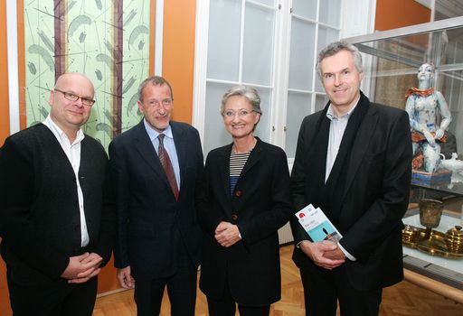http://www.apa-fotoservice.at/galerie/4586 Im Bild
v.l.n.r.: Michael Embacher (Gestalter), Christian Witt-Dörring
(Kurator), Kulturministerin Claudia Schmied und MAK-Direktor
Christoph Thun-Hohenstein.