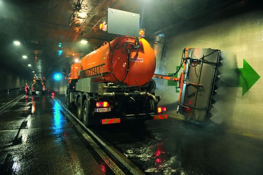 Die ASFINAG setzt - so wie hier auf der A 9 im
Gleinalmtunnel - auch modernste Maschinen zur Reinigung der
Tunnelwände ein.