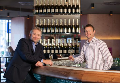 Bernhard Zierlinger und Florian Größwang stoßen
auf die neue Naschmarkt-Bar an (von li. nach re.).