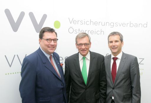 http://www.apa-fotoservice.at/galerie/4587/ Im Bild
v.l.n.r.: Dr. Louis Norman-Audenhove (VVO-Generalsekretär),
Generaldirektor Mag. Robert Lasshofer (WIENER STÄDTISCHE
Versicherung AG, Vienna Insurance Group) und Generaldirektor Hartwig
Löger (UNIQA Österreich Versicherungen AG)