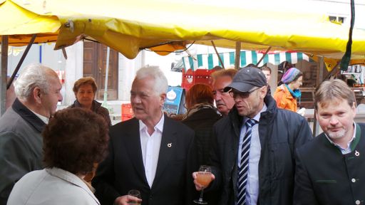  Frank Stronach besuchte im Zuge der NÖ-Tour vor den
Nationalratswahlen heute Vormittag den St. Pöltner Wochenmarkt am
Domplatz. In seiner Begleitung viele Vertreter des Team Stronach für
Niederösterreich.
