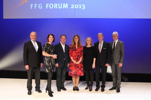  Im Bild v.l.n.r.: Johann Marihart
(FFG-Aufsichtsrat, Agrana AG), Henrietta Egerth
(FFG-Geschäftsführerin), Fritz Wieninger (Top-Winzer), Sarah Wiener
(Spitzenköchin), Innovationsministerin Doris Bures,
Wirtschaftsminister Reinhold Mitterlehner, Klaus Pseiner
(FFG-Geschäftsführer)