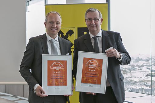 Überreichung des EuroCloud-Zertifikats an
Raiffeisen Informatik (v.l.): Dr. Hannes Pfneiszl (Bereichsleiter
Business Customers) und Mag. Wilhelm Doupnik (Vorsitzender der
Geschäftsführung)