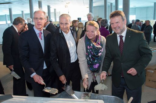Vorschau Bild von v.l.n.r.: Ing. Mag. Georg Stumpf, Arch. Dipl.-Ing.
Michael Pech, Mag. Helga Mayer, Dr. Michael Ludwig