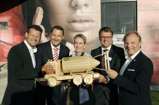 Modell-Silo-Transporter als Gastgeschenk der
Landeshauptstadt Klagenfurt. Im Bild (v.l.n.r.): Klagenfurts
Bürgermeister Christian Scheider, Dr. Hubert Mattersdorfer
(Geschäftsführer w&p Baustoffe GmbH), DI Christina Fromme-Knoch
(Vertreterin der Eigentümer Wietersdorfer Gruppe), Mag. Wolfgang
Marcher (Geschäftsführer w&p Baustoffe GmbH), Klagenfurts
Vizebürgermeister Albert Gunzer