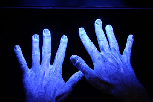 Vorschau Bild von "Start!klar" - Hautnah an der Schönheit: Das
UV-Licht des Dermalitegeräts macht Fehler beim Eincremen sichtbar