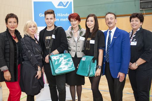 Vorschau Bild von Im Bild v.l.: AUVA-Obfrau Renate Römer; Doris
Schneider, Landesinnung WKO; Ingrid Schullin, Direktorin
Berufsschule; Roman Wagner, Landesinnung WKO; Roswitha Hosemann,
Arbeitsmedizinerin AUVA