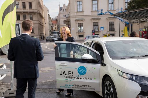 Austrian Mobile Power-Geschäftsführer begrüsst
Ministerin Bures bei der großen E-Mobilitäts-Leistungsschau im
Zentrum Wiens
