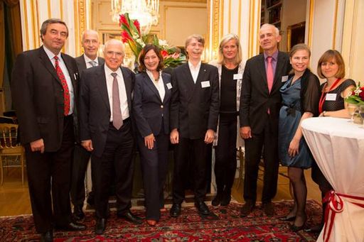 (C) Österreichische Botschaft Paris v.l.n.r.: Pierre-Yves Geels
(Direktor AVL-LMM), Herbert Preclik (öst. Handelsdelegierter in
Frankreich), Prof. Helmut List (CEO der AVL List GmbH), Kathryn List
(Präsidentin der AVL Cultural Foundation), Rémi Bastien (Direktor
Entwicklung und Innovation/Renault), Dr. Ursula Plassnik
(Österreichische Botschafterin in Frankreich), Jean-Marc Finot
(Direktor Forschung und Entwicklung/PSA-Peugeot-Citroen), Maria
Kollmann-Batalla (Österreichische Botschaft
Paris/Außenwirtschaftscenter)