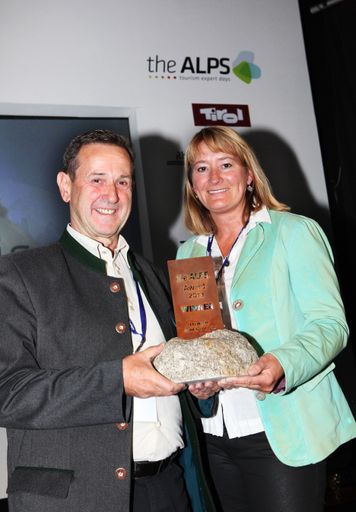  Angelika Pastler (Marketingleiterin Bergbahnen
Hochsöll) und Walter Eisenmann (Geschäftsführer Bergbahnen Hochsöll)
nahmen am Freitagmittag den theALPS Award 2013 in Chamonix
Mont-Blanc entgegen.