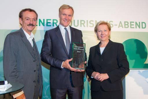  Der Wiener Tourismuspreis 2013 wurde von WK-Wien
Präsidentin Brigitte Jank und Tourismusobmann Josef Bitzinger an
Albertina-Direktor Klaus Albrecht Schröder (Mitte) übergeben.