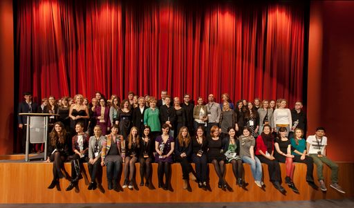 Gruppenbild mit vielen Damen: das Team des LET'S CEE Film
Festivals 2013 mit Preisträgern und Gästen, darunter der polnische
Oscar-Gewinner Allan Starski.