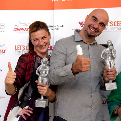 Vorschau Bild von So sehen Sieger aus: Ioana Flora, Hauptdarstellerin im
rumänischen Spielfilm "Domestic" und Svetoslav Stoyanov, Regisseur
des Dokumentarfilms "The Last Black Sea Pirates"