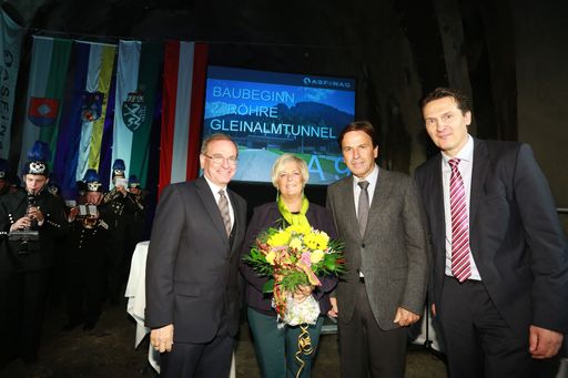 Blumen gab es für Tunnelpatin Ingrid Voves ob des
gelungenen Tunnelanschlags und die von ihr ausgelöste anständige
Explosion
