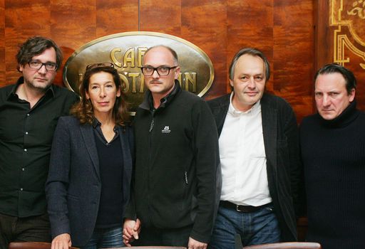 http://www.apa-fotoservice.at/galerie/4609 Im Bild
v.l.n.r.: David Schalko (Produzent und Autor), Adele
Neuhauser(Schauspielerin), Markus Schleinzer (Regisseur und
Schauspieler), Helmut Grasser Produzent) und Robert Palfrader
(Schauspieler und Autor)