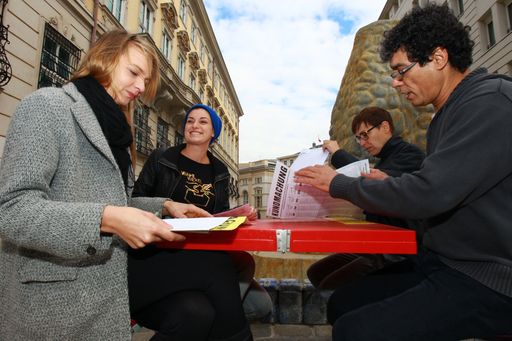  WahlweXel-Paare beraten zwischen Innenministerium
und Bundeskanzleramt über das Wahlangebot. Gemeinsam werfen sie die
Wahlkarten in den "First Briefkasten der Nation" bei der Hofburg.