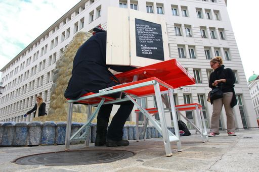 Vorschau Bild von WahlweXel-Paare beraten zwischen Innenministerium
und Bundeskanzleramt über das Wahlangebot. Gemeinsam werfen sie die
Wahlkarten in den "First Briefkasten der Nation" bei der Hofburg.