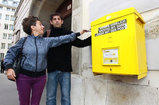 Vorschau Bild von WahlweXel-Paare beraten zwischen Innenministerium
und Bundeskanzleramt über das Wahlangebot. Gemeinsam werfen sie die
Wahlkarten in den "First Briefkasten der Nation" bei der Hofburg.