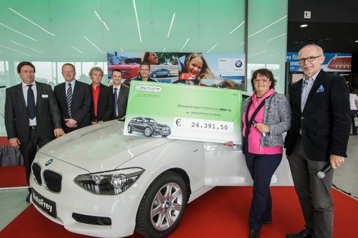 Andrea Jakopeh aus Leibnitz (2.v.re.) durfte sich über den
Hauptgewinn des Gewinnspiels am Verkäufertag am Sonntag, einen BWM
1-3er, freuen. Übergeben wurde der Zündschlüssel von Dr. Manfred
Müllner, stv. Geschäftsführer des FEEI (re.). Auch Ing. Christian
Blumberger, Branchensprecher des Forums Consumer Electronics, Alfred
Janovsky, Obmann des Forums Hausgeräte, Gatte Kurt Jakopeh, Ing.
Gerhard Perschy, themenverantwortlicher Leiter Geschäftsbereich
Messen bei Reed Exhibitions, und Peter Pollak, Branchensprecher
Elektrokleingeräte (v.li.n.re.), gratulierten der glücklichen
Gewinnerin.