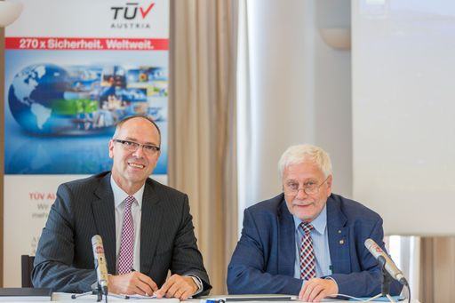 http://www.apa-fotoservice.at/galerie/4652 Im Bild
v.l.n.r.: Detlev Henze, Geschäftsführer TÜV TRUST IT; o. Univ.-Prof.
Dr. Dr.h.c.mult. Friedrich Schneider, Professor am Institut für
Volkswirtschaftslehre an der Johannes Kepler Universität Linz.