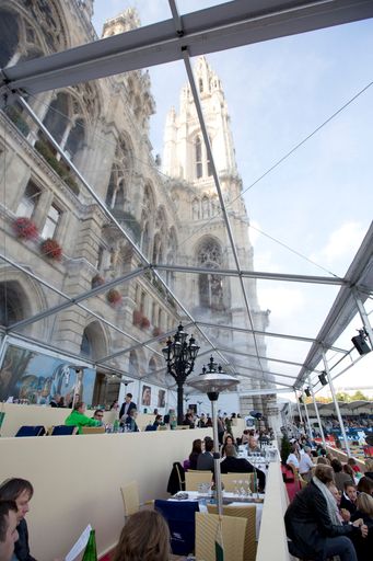  Wiener Rathauskeller verwöhnt Weltelite der
Reiterszene und prominente Fans im VIP-Bereich des Vienna Masters.
