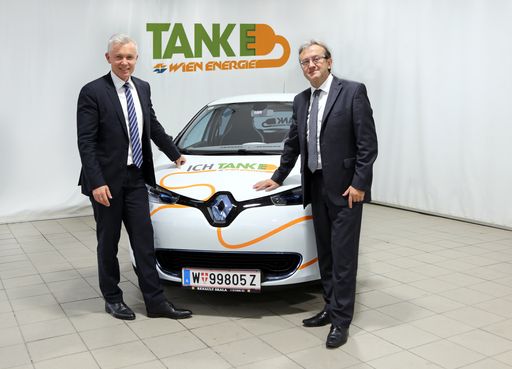 Olivier Gaudefroy (im Bild rechts), Generaldirektor
Renault Österreich GmbH, übergibt an Robert Grüneis (im Bild links),
Wien Energie Geschäftsführer, den Renault ZOE, das 1000. verkaufte
Renault Elektroauto seit Lancierung der Elektromodelle in
Österreich. Fotografiert am 18. September 2013 in Wien